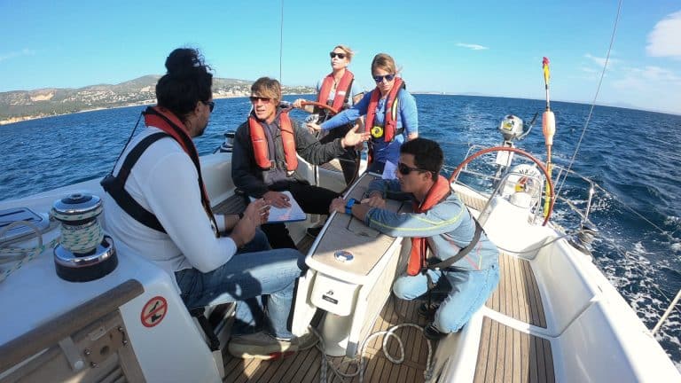 Alumnos navegando en curso RYA Coastal Skipper Theory por la Ría de Vigo