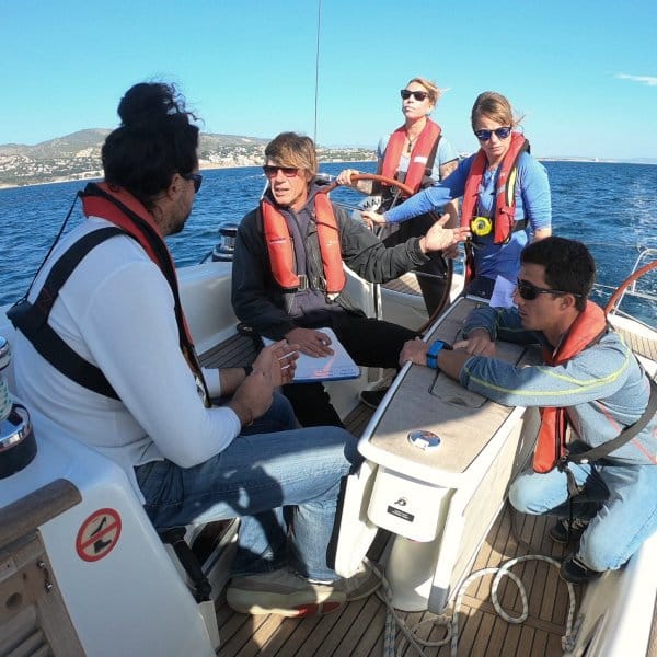 Alumnos navegando en curso RYA Coastal Skipper Theory por la Ría de Vigo