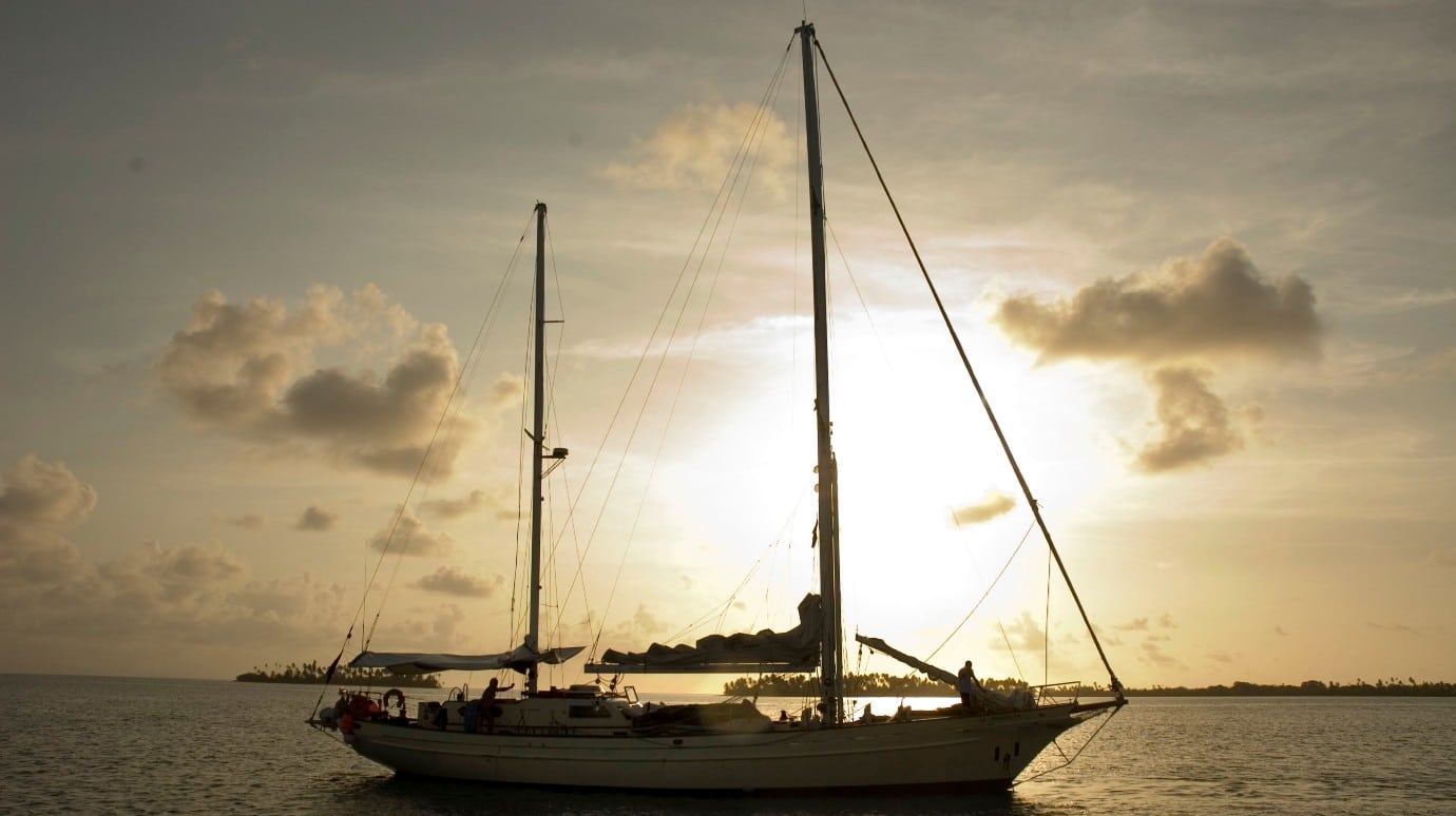 Velero Frers 72 'La Peregrina' navegando por el mar en el atardecer