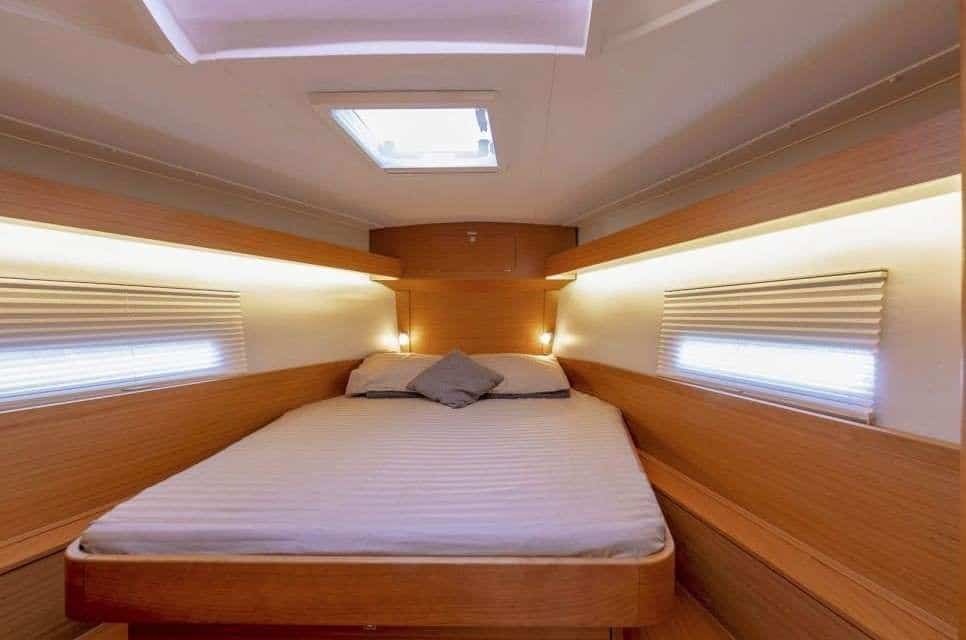 Camarote del velero Amodiño con cama de matrimonio