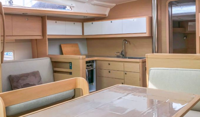 Interieur der Dufour 430 Grand Large, Blick aus dem Salon mit der Kombüse im Hintergrund