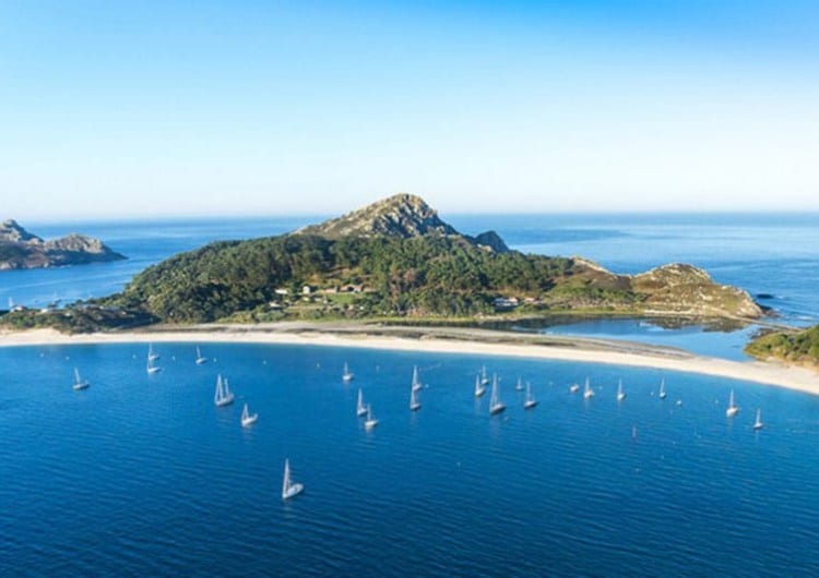 Vista área de las Islas Cíes representando el concepto de la Ruta por el Parque Nacional que organiza Julio Verne Náutica