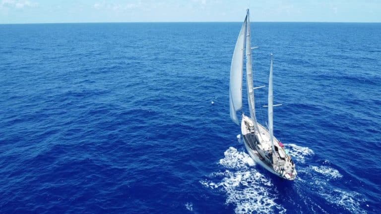 Velero de grandes dimensiones navegando por el mar