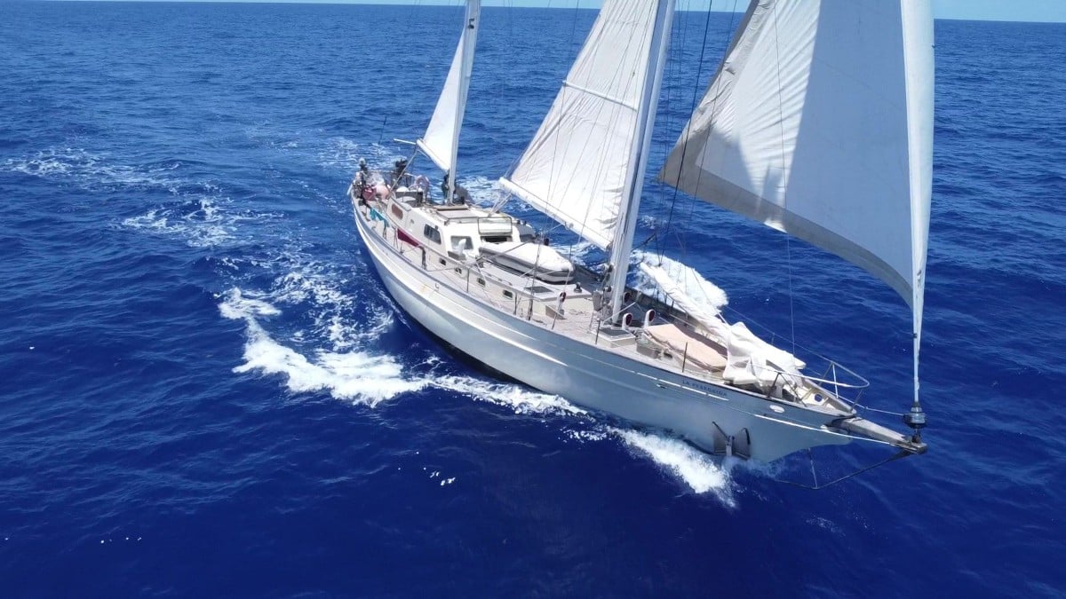 Amplio velero blanco 'La Peregrina' navegando