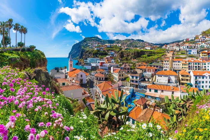 Pueblo de la isla de Madeira rodeado de coloridas plantas y flores