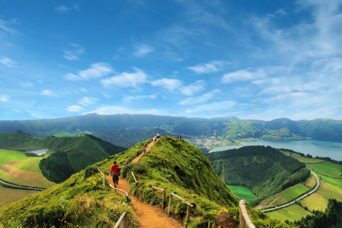 Paseo a través de montañas en la isla de San Miguel Azores